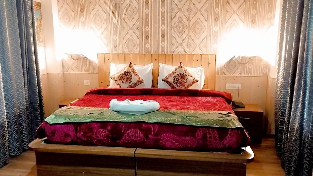 Hotel Seraj International Manāli Kültér fotó